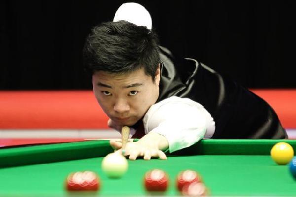 周末足坛激烈对决，拜仁、曼城、巴萨、AC米兰分别取得胜利，上演精彩绝杀。